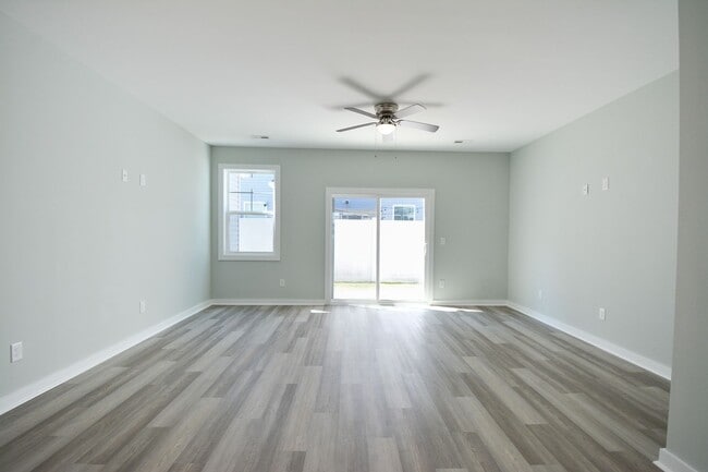 Building Photo - BEAUTIFUL! 2 Bedroom with Flex Space Townh...