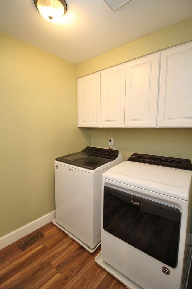 Building Photo - Updated 3 Bed/2 Bath Milwaukie Ranch Home Set On A Gorgeous Lot