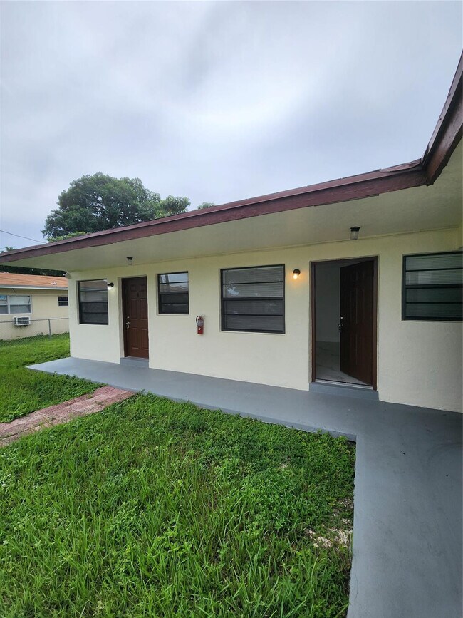 Building Photo - 2466 Lincoln St