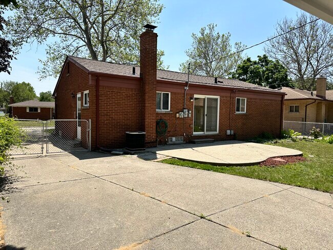 Building Photo - Impeccably Clean Warren Ranch!