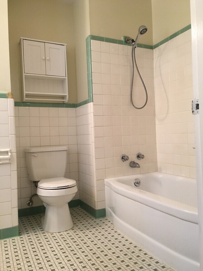 Building Photo - Dont miss out on this spacious East Memphi...