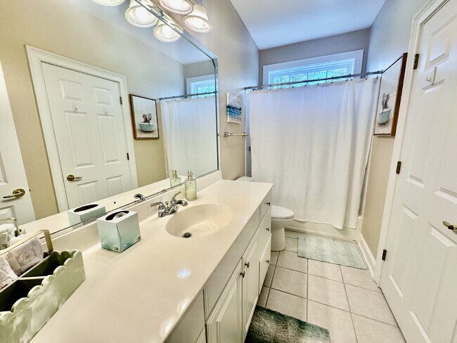 Building Photo - Spacious Two Bedroom Condo in the Crescent!