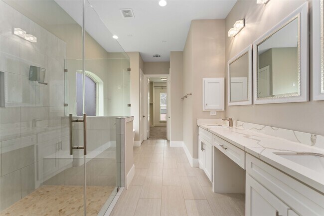 Building Photo - 4310 Fernwood Dr