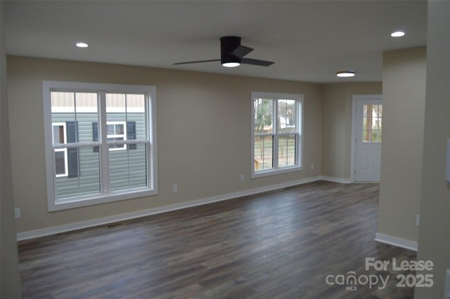 Building Photo - 620 W Bell St