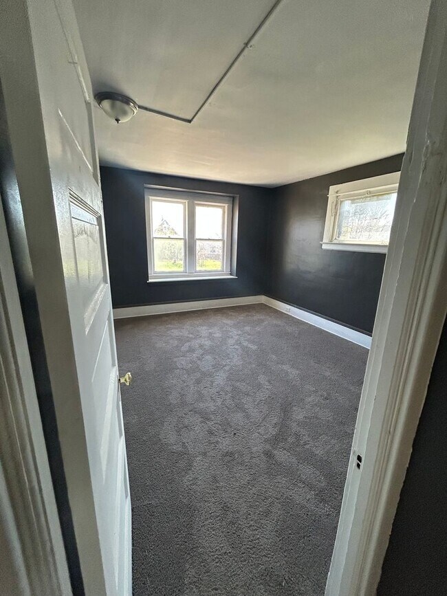 Building Photo - Spacious, Section 8 Accepted, 5 Br