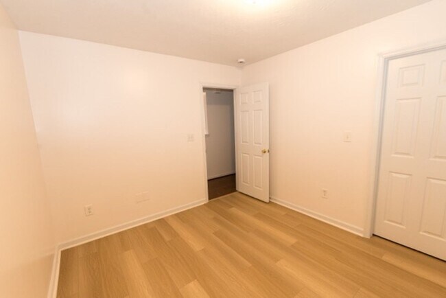 Building Photo - Charming 3-Bedroom, 2-Bath Home with Vaulted Ceilings and Open Floor Plan!