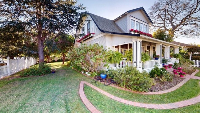 Building Photo - Spacious Historic Home on a Large Corner Lot - Walkable to Many Restuarants and Parks