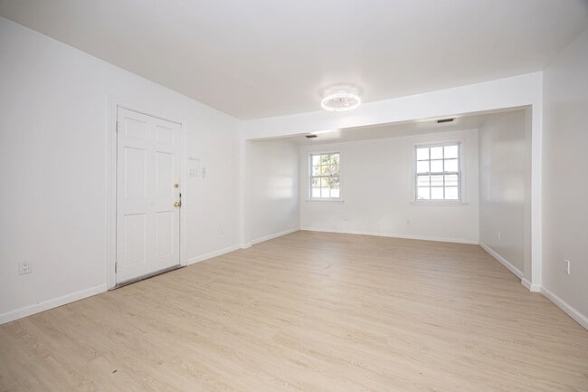 Building Photo - ADORABLE HOME FOR RENT