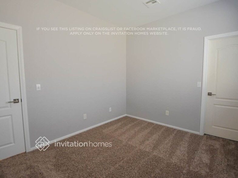 Building Photo - 4028 Villeroy Ave