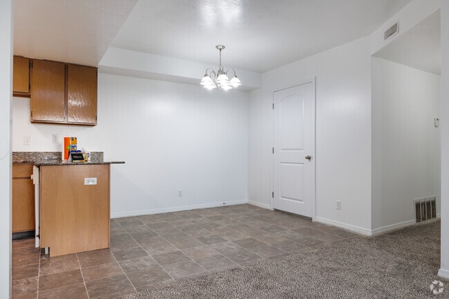 2BR, 2BA - 950SF - Dining Room - Clinton Towne Center