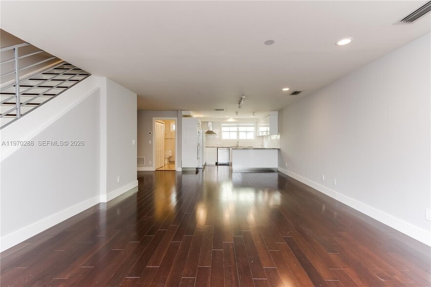 Building Photo - 623 NE 8th Ave