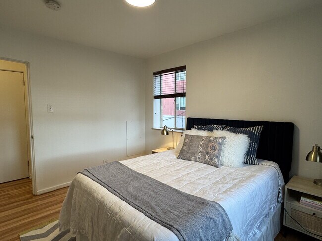 Building Photo - "Charming 1-Bed End Unit Condo on Bellaire...