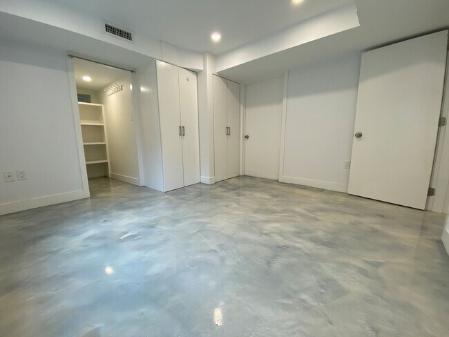 Building Photo - River Pied a Terre