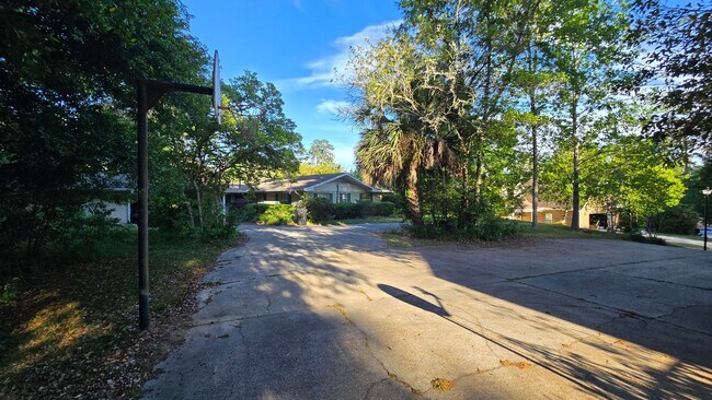 Building Photo - Beautiful Large home off of Mahan