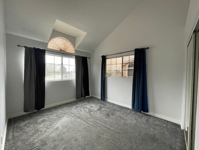 Building Photo - Newly Remodeled 3 bed 2.5 bath Long Beach ...