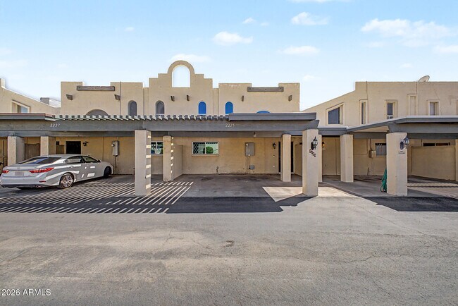 Building Photo - 2225 E Catalina Dr