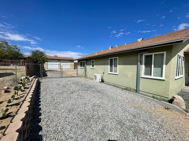 Building Photo - Joshua Tree home with views, views, views....