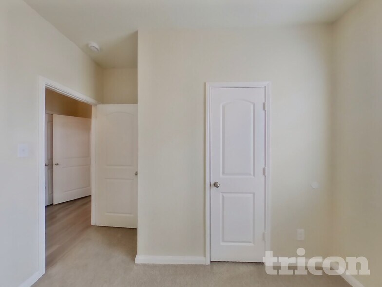 Building Photo - 4607 Le Villas