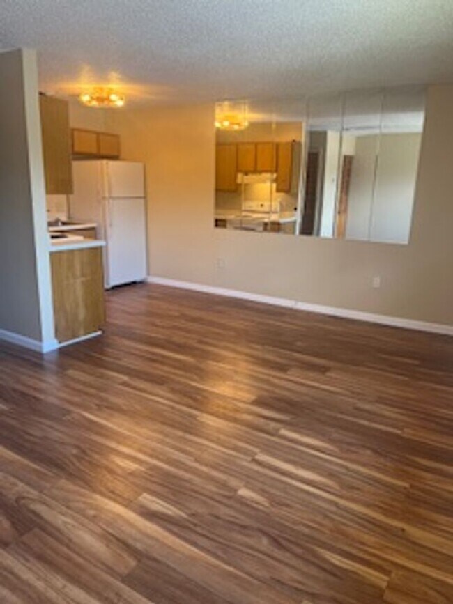 Building Photo - One bedroom 1 bath condo. Immaculate.