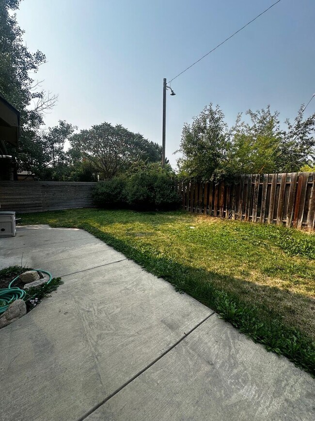 Building Photo - Beautiful 4 bedroom Home located in Centra...