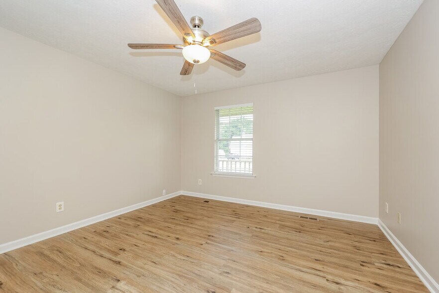 Building Photo - 405 Shamrock Dr