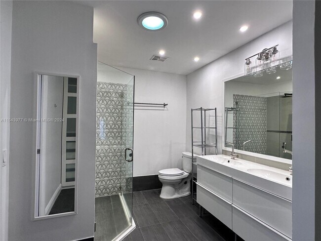 Building Photo - 547 Patio Village Way