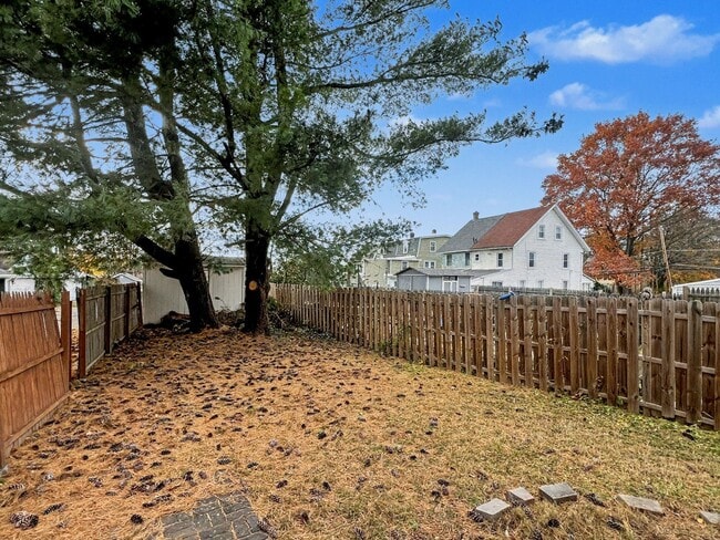 Building Photo - 4 Bedroom and 2 Bath House with In-Unit La...