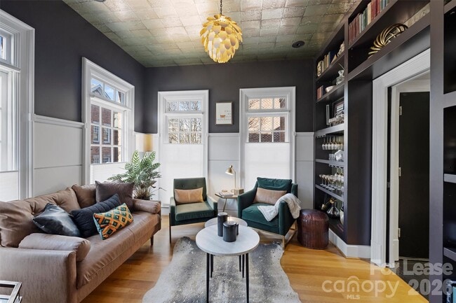 Building Photo - 1124 Dilworth Crescent Row