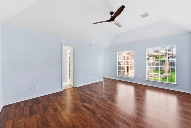 Building Photo - 1813 Oakwood Dr E
