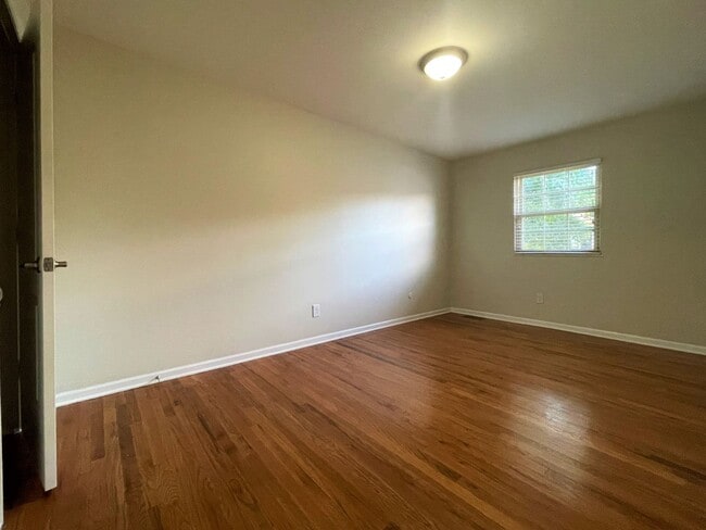 Building Photo - 2575 Olde Hill Ct N