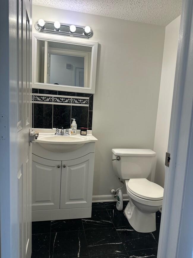 Building Photo - 1219 Kater St