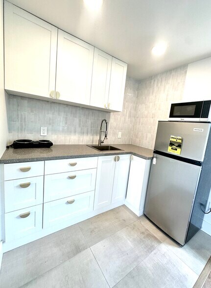 Kitchenette with brand new hot plate, refrigerator and microwave - 7080 Estrella de Mar Rd