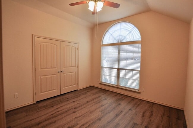 Building Photo - FOR LEASE! (Available October 20th) Spacio...