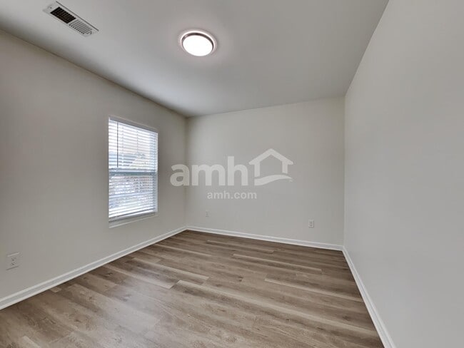 Building Photo - 136 Weeping Cypress Dr