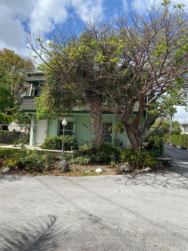 Building Photo - 701 S Royal Poinciana Blvd