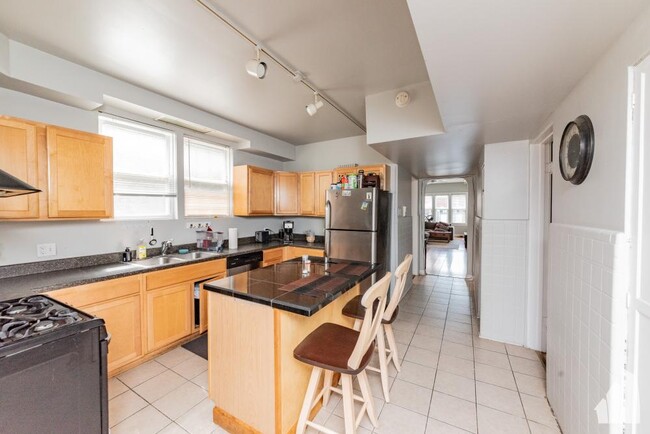 Building Photo - 4 bedroom in Chicago IL 60613