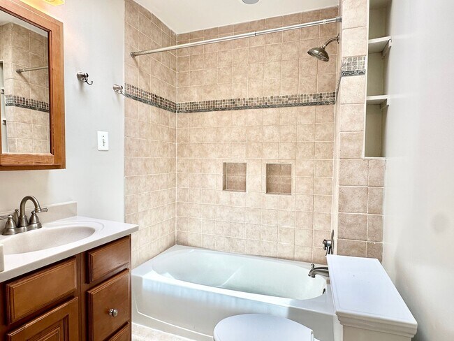 Building Photo - 3 bed 2 bath - Parking!!!  Pets Welcome!!!