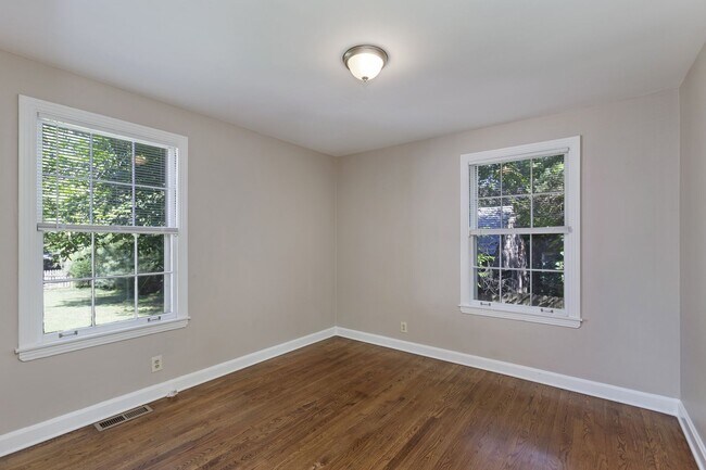 Building Photo - Cozy 3BD/2BA in the heart of Green Hills/L...
