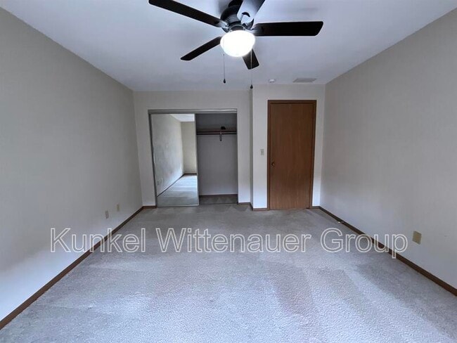 Building Photo - 222 Shoreline Dr