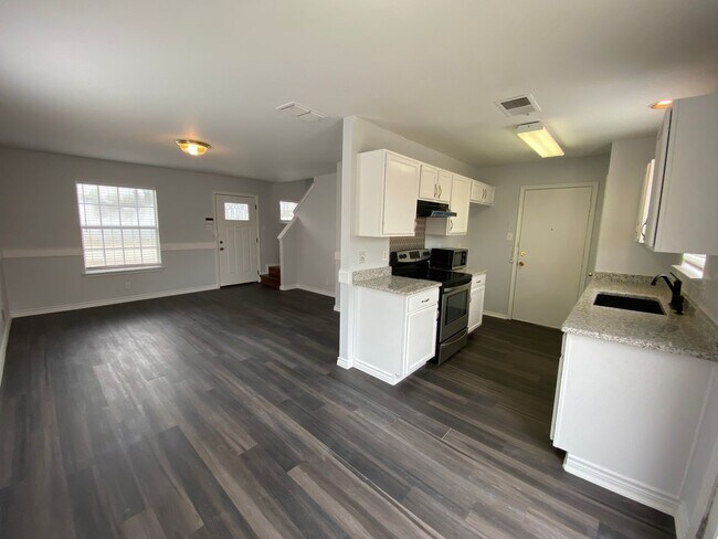 Building Photo - Newly Remodeled!