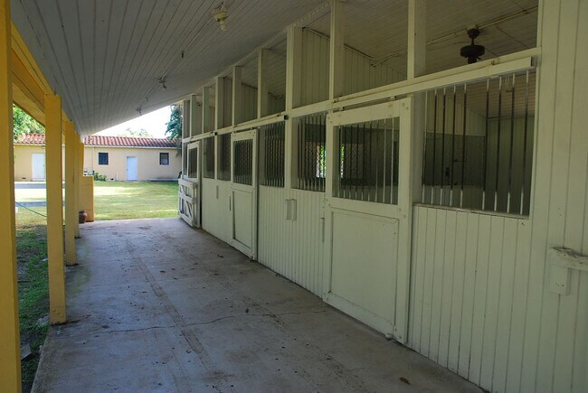Building Photo - 6950 SW 77th Ave