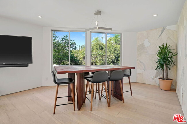 Building Photo - 2615 La Cuesta Dr