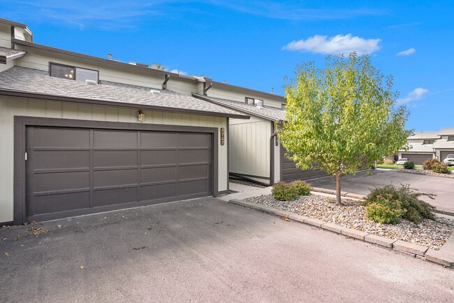 Building Photo - Remodeled townhouse, big rooms, big garage