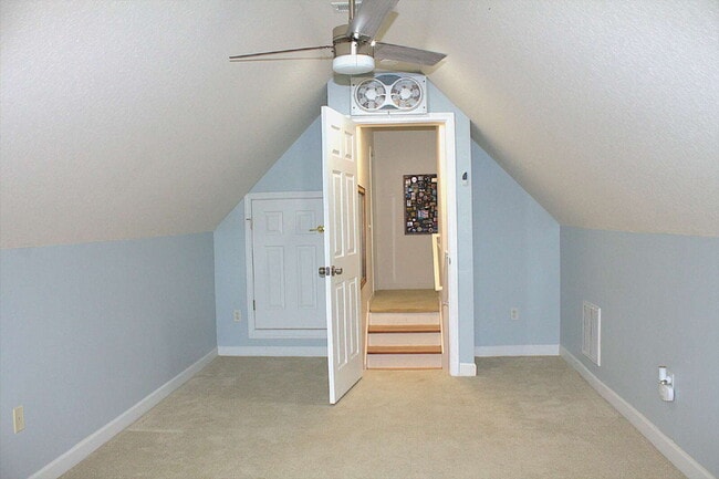 Building Photo - "Luxurious 3-Bed Condo in Hendersonville: Spacious 2023 Sq Ft within a 55+ community.”