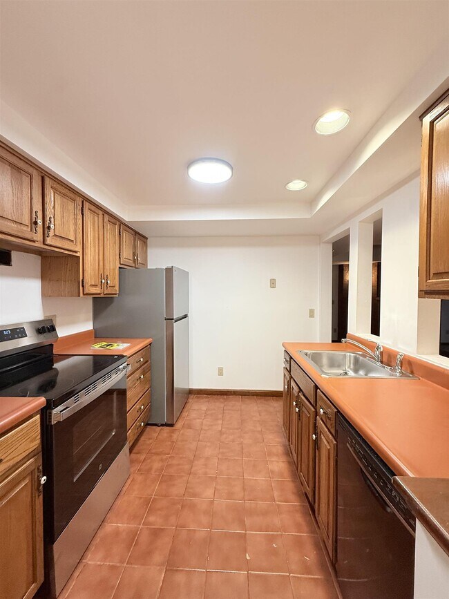 Building Photo - 175 Summer St