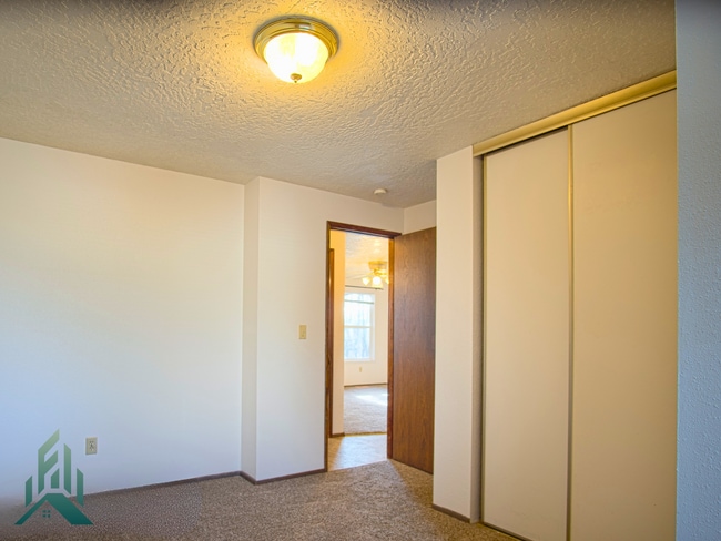 Building Photo - Charming 2 bed/1 bathroom