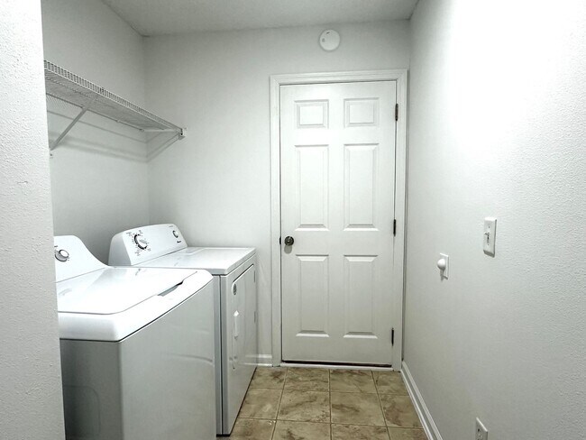 Building Photo - Close to Shopping, Restaurants, Schools & Beach!