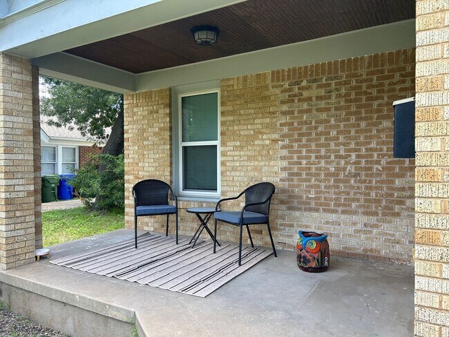 Building Photo - Spacious Corner Lot Charm