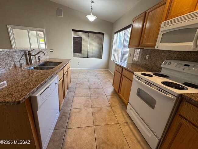 Building Photo - 9005 N Silver Moon Way