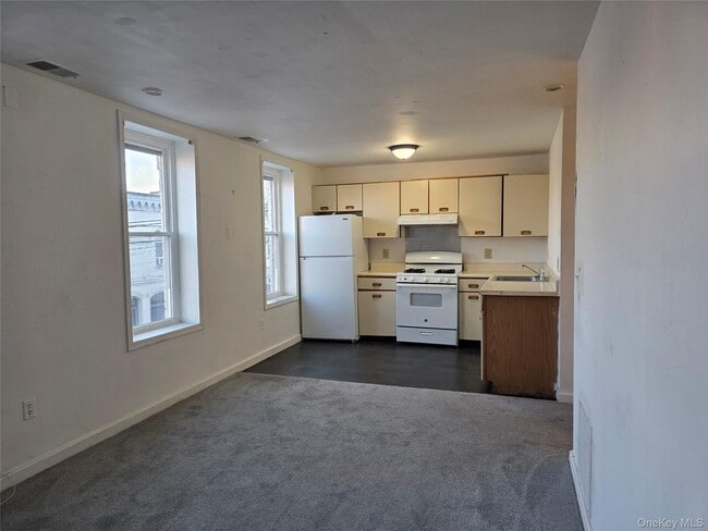 Building Photo - 8 Main St